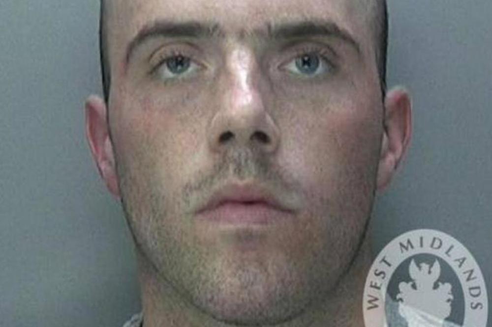 ZBOG JEDNOG DETALJA NA FOTOGRAFIJI OVOM KRIMINALCU SVI SE SMEJU: Neko ga je OVIME baš upropastio (FOTO)