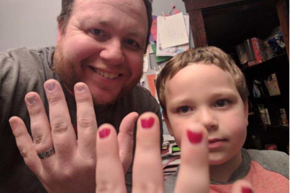 OVAJ DEČAK VOLI 2 NEOBIČNE STVARI ZBOG KOJIH JE DOŽIVEO PONIŽENJE U VRTIĆU: Njegov otac nije ŠTEDEO REČI