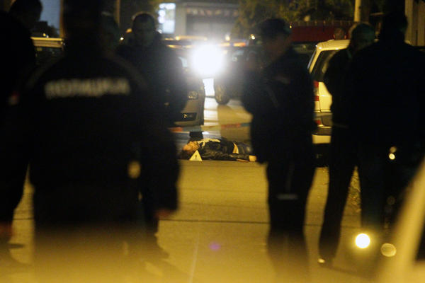 SUROVO UBISTVO U ŠAPCU! Muškarac (52) izboden u hodniku zgrade