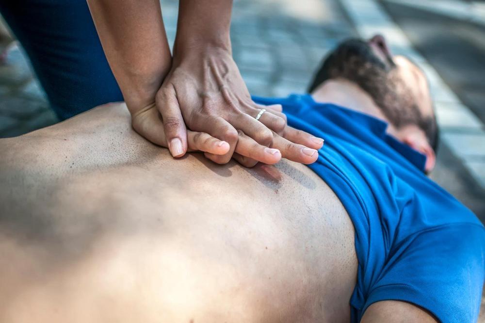 Muž pokušao da oživi suprugu, pa umro: Četvoro dece gledalo tragediju, on se samo srušio pred njima