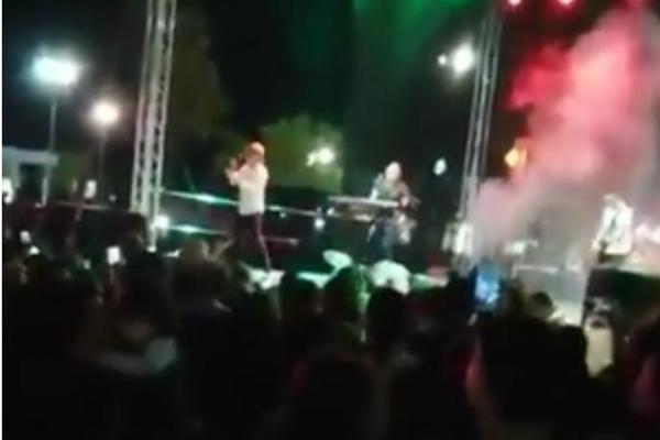 PEVAJ SRBIJO, KAD TI SE PLAČE! Od koncerta na kom su juče PEVALI SVI SRBI SA KiM PODILAZI JEZA! (VIDEO)