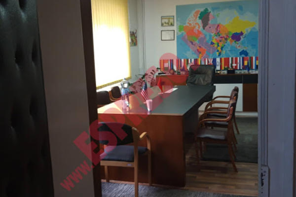 ALBANSKA I AMERIČKA ZASTAVA JEDNA DO DRUGE, SRPSKE NEMA NIGDE: Ovako izgleda kabinet predsednika opštine Bujanovac