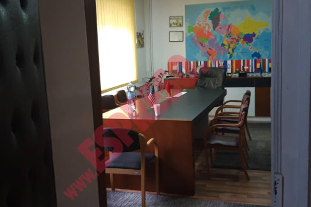 ALBANSKA I AMERIČKA ZASTAVA JEDNA DO DRUGE, SRPSKE NEMA NIGDE: Ovako izgleda kabinet predsednika opštine Bujanovac