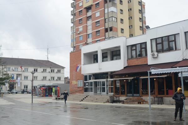 U INAT SVIMA! Srpska zastava se vijori NA JEDNOJ ZGRADI USRED BUJANOVCA! (VIDEO)