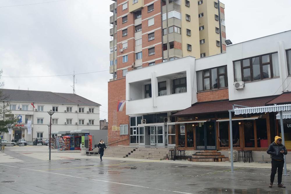 U INAT SVIMA! Srpska zastava se vijori NA JEDNOJ ZGRADI USRED BUJANOVCA! (VIDEO)