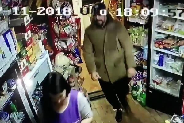 PRIŠAO JE RADNICI SA LEĐA, A ONDA SE ODIGRAO UŽAS! Cela Bosna traga za ovim pljačkašem! (VIDEO)