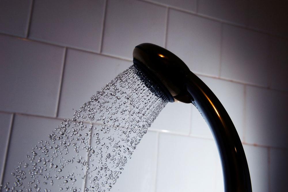 MAJKA I OČUH IZ PAKLA: Devojčicu (5) držali u LEDENOJ VODI po kazni, minuti je delili od SMRTI!