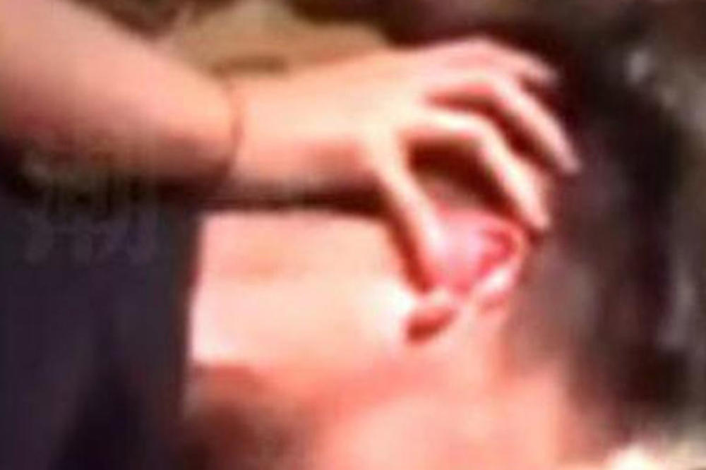 HTEO JE DA ZABAVI KLIJENTE! Šef mladiću gurnuo glavu u KIPUĆU VODU, posledice su stravične! (VIDEO)