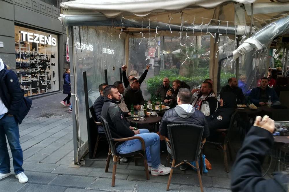 ORI SE PESMA DELIJA: Navijači Crvene zvezde zauzeli Napulj!