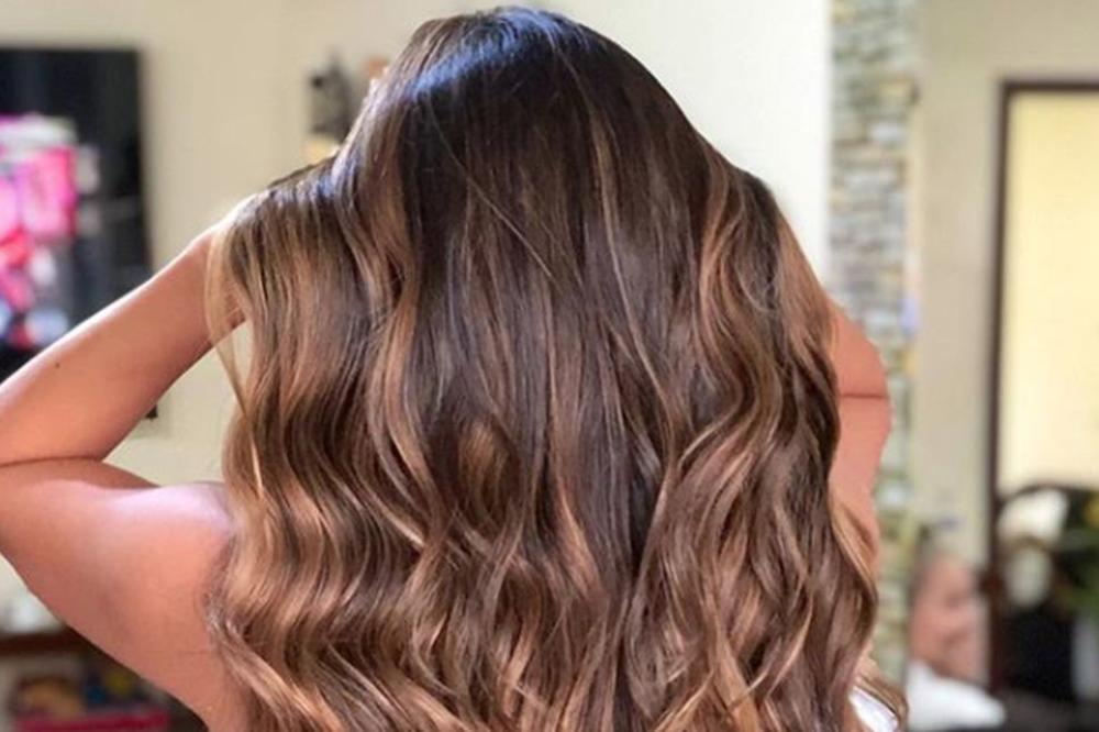 BRAZILSKA BRINETA JE NOVI TREND U SVETU: Osim što izgleda SAVRŠENO, kod frizera morate samo JEDNOM godišnje (FOTO)