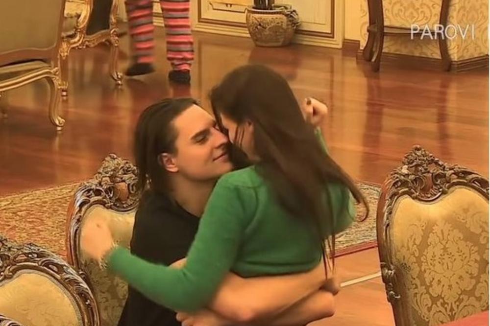POMUTILA MU JE UM: Izabela krenula u AKCIJU! Poljubila Elvina pa mu IZAZOVNO plesala u krilu! (FOTO)