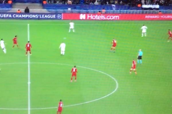 NEJMARE, SADA SI STVARNO PRETERAO: Saigrač mu dodao loptu, ali on nije želeo da je primi! Razlog je skandalozan!