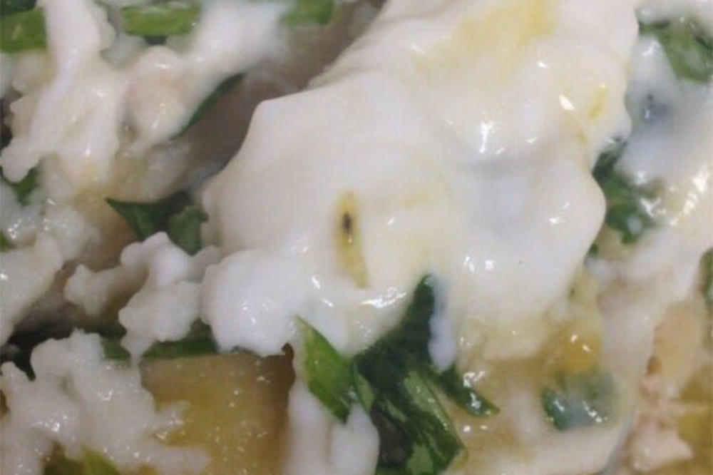 DIGLA JE UZBUNU DA JE VIDELA CRVA U HRANI! Menadžer restorana je onda razotkrio šta je zapravo uradila!