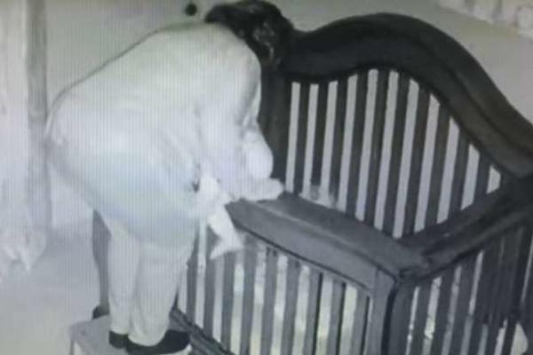 MISLILA JE DA NIKO NEĆE VIDETI ŠTA RADI SA BEBOM: Kamere zabeležila neviđene scene BAKE sa detetom! (VIDEO)