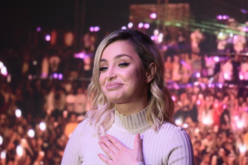 MAJA BEROVIĆ OBUKLA SAKO, A ISPOD NJEGA NIŠTA: Vire svi delovi tela, pevačica ponosno pokazala šta sve ima!