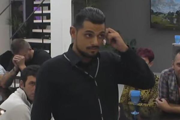 BORA SANTANA ŠUTNUO ŽENU U STOMAK, PA IZJAVIO NEŠTO MONSTRUOZNO: Žene treba tući! Kakva je ovo PORUKA?!