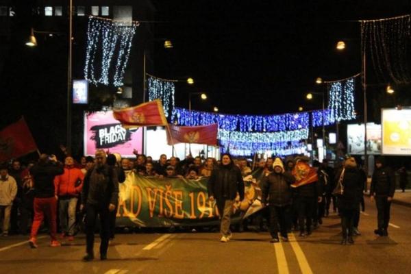 RASTE ANTISRPSKA HISTERIJA U CRNOJ GORI: Prekrajaju istoriju i šalju sramne poruke sa protesne šetnje (VIDEO)