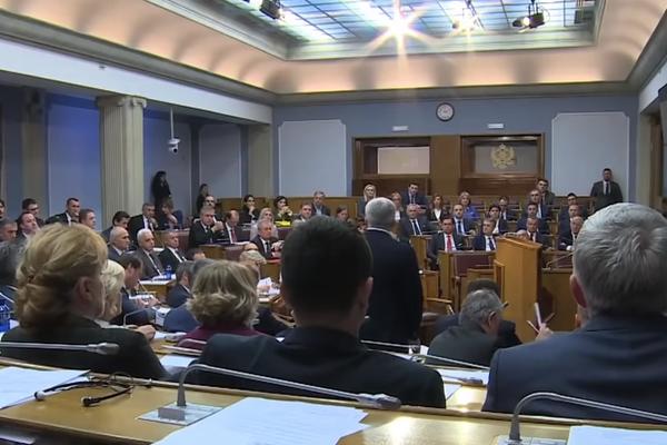 UMALO DA SE POBIJU: U Skupštini Crne Gore usvojena rezolucija o Podgoričkoj skupštini
