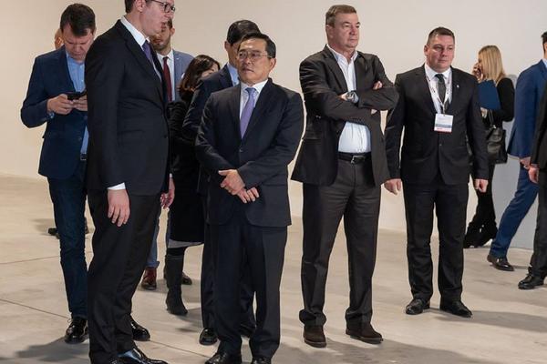 DOŠAO JE S VUČIĆEM I SVI SU GLEDALI U NJEGA! Srpski ministar se prvi put pojavio u javnosti nakon teške bolesti