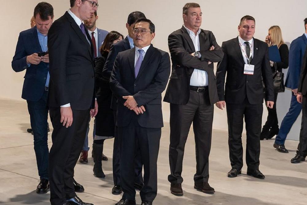 DOŠAO JE S VUČIĆEM I SVI SU GLEDALI U NJEGA! Srpski ministar se prvi put pojavio u javnosti nakon teške bolesti