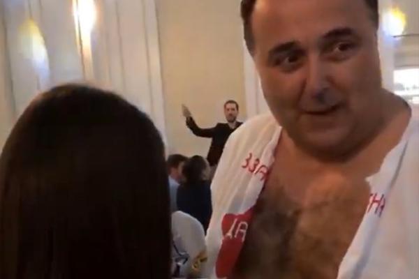 ZORAN BABIĆ ISCEPAN DO GOLE KOŽE! Funkcioner SNS u izdanju u kom ga niko nije video (FOTO)