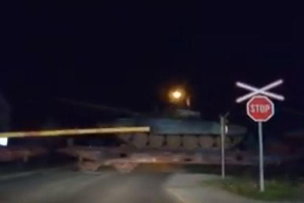 ŠTA SE DEŠAVA? Na SNIMKU koji je zapalio društvene mreže vidi se VOZ PUN TENKOVA KOJI IDU KA KOSOVU? (VIDEO)