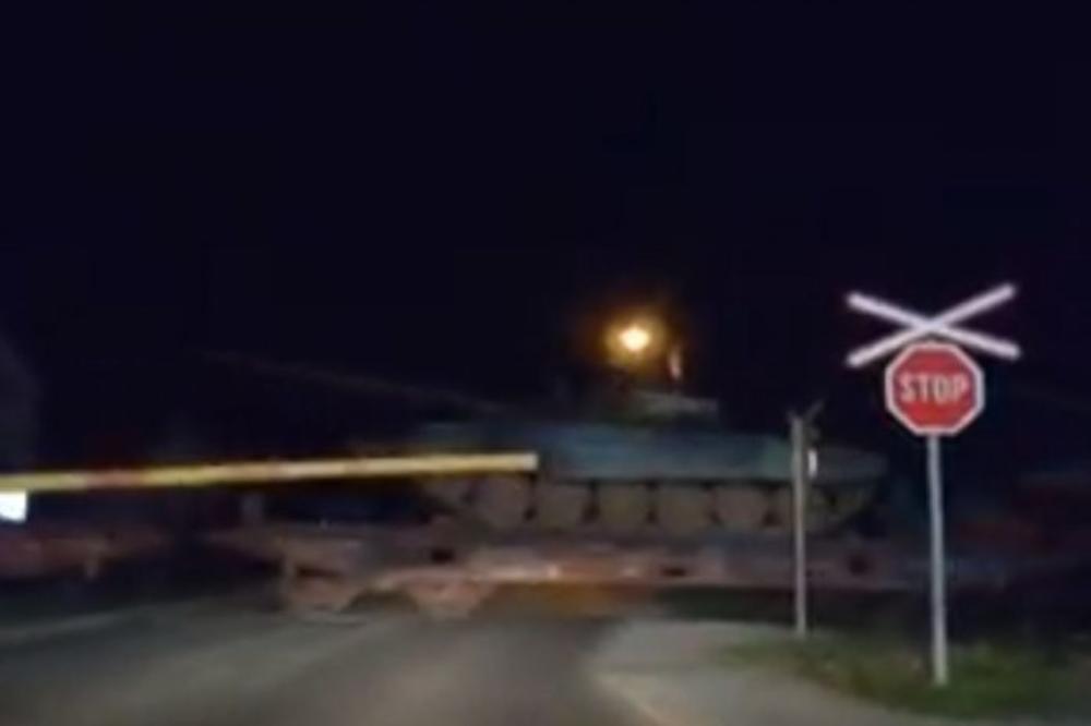 ŠTA SE DEŠAVA? Na SNIMKU koji je zapalio društvene mreže vidi se VOZ PUN TENKOVA KOJI IDU KA KOSOVU? (VIDEO)