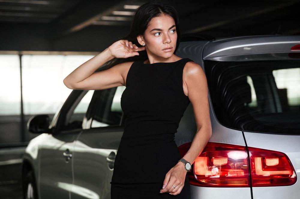 Rekao joj je da obuče malu crnu haljinu, jer joj priprema iznenađenje  