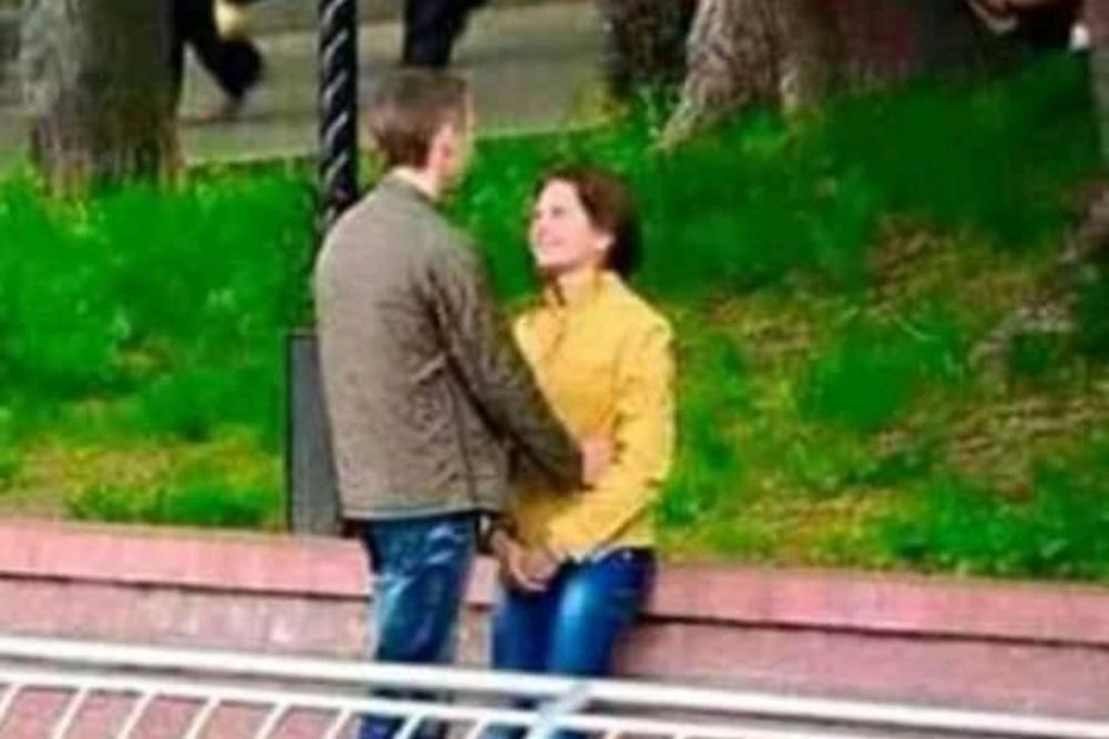 SLIKA OVOG PARA NASMEJALA JE INTERNET: Možete li da uočite neverovatan DETALJ na fotografiji? (FOTO)