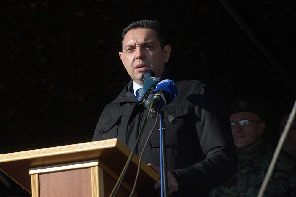 Aleksandar Vulin u kasarni u Pančevu  