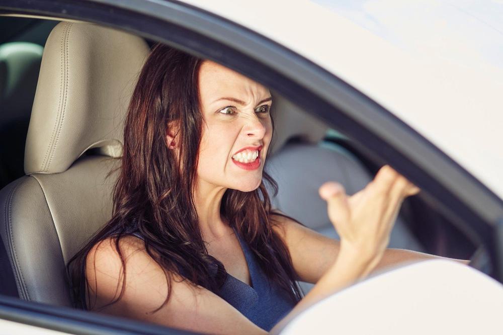 OBIJEN AUTO U NOVOM BEOGRADU: Uzeli su mi stvari, prijavljeno je policiji (FOTO)