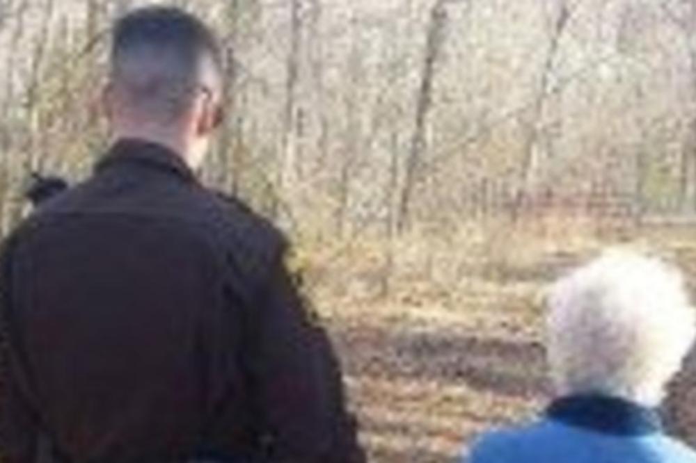 OVA FOTOGRAFIJA IMA VIŠE OD MILION LAJKOVA NA DRUŠTVENIM MREŽAMA: Obratite pažnju na desnu ruku policajca! (FOTO)