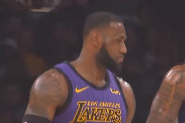 LUKA, ZAR SME TAKO DA SE KRALJU 2 PUTA LUPI DANDARA?! Dončić zalepio Lebrona dva puta, vidite samo Džejmsovu facu!