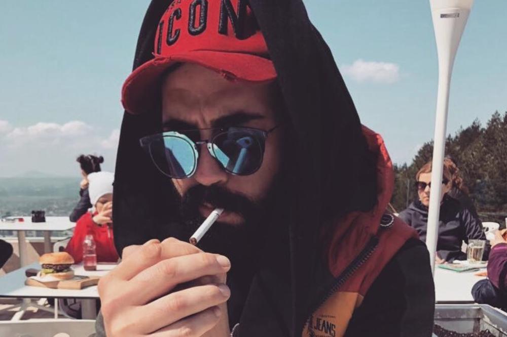 DRAMA NA SNIMANJU SPOTA U jednom trenutku Sašin sako je počeo da GORI, ogroman plamen gasili ćebetom, pevač u ŠOKU