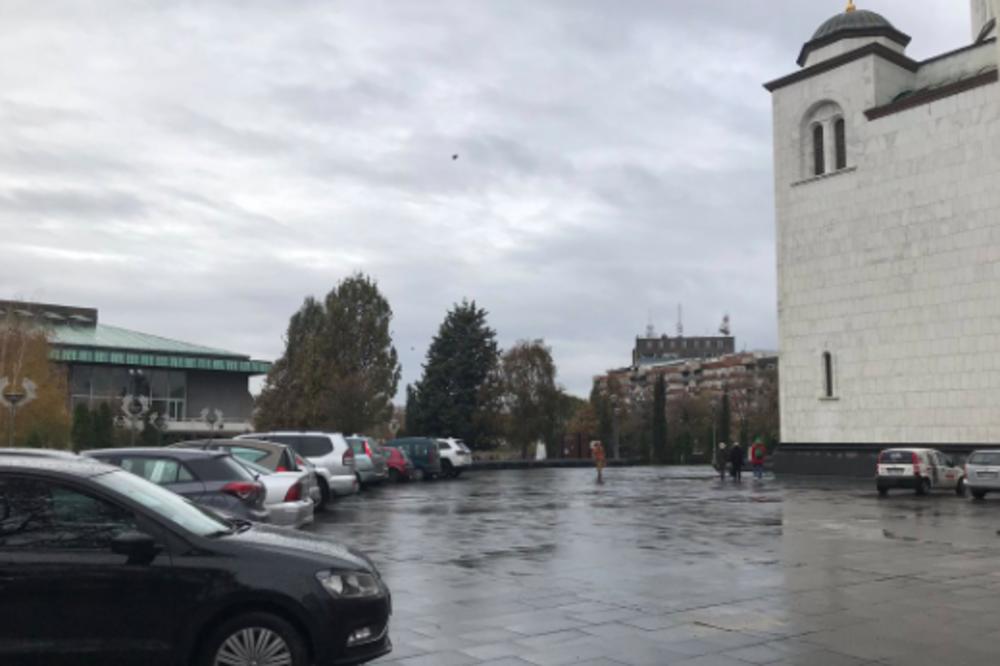 SVETINJA PRETVORENA U PARKING, PLOČE POTPUNO POPUCALE: Prizor ispred Hrama Svetog Save šokirao Beograđane (FOTO)