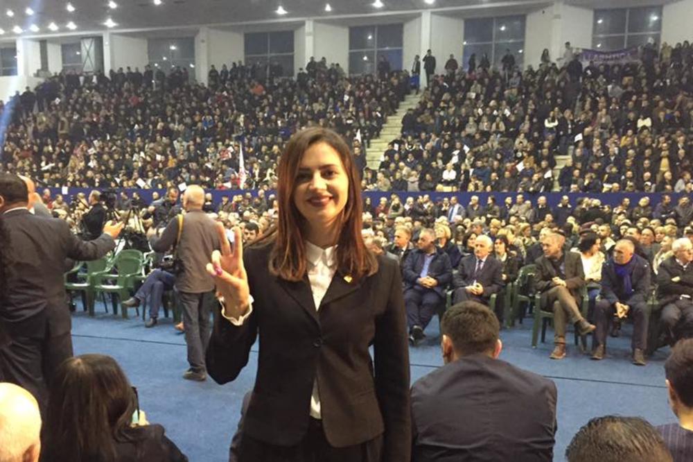 NAJGLUPLJA POLITIČARKA U SRBIJI: Izblamirala se za ceo život, POMEŠALA ŽIVOG I MRTVOG DŽORDŽA BUŠA!