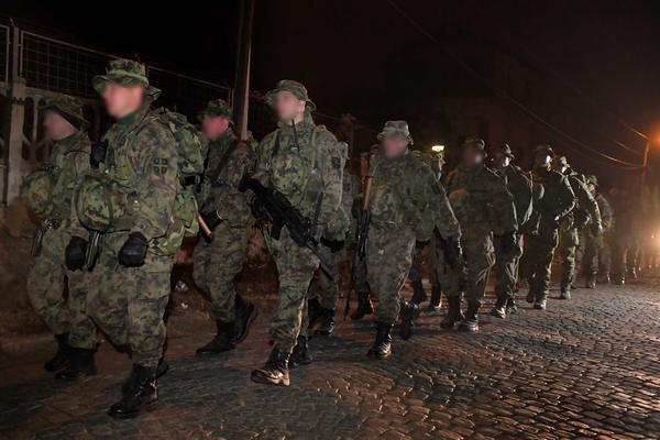 Pirsing morate izvaditi iz nosa, nema farbanja kose: Ko ne bude hteo u kasarnu, čeka ga kutlača i ribanje u vojsci!