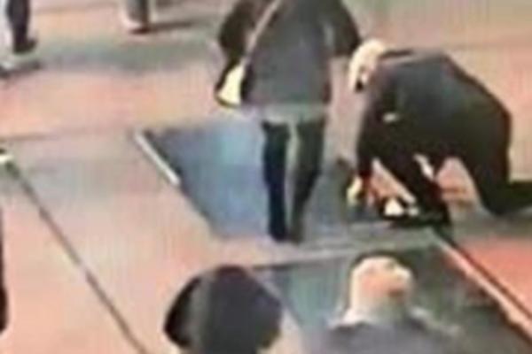 POLICIJA TRAŽI MLADIĆA KOJI JE IZGUBIO VERENIČKI PRSTEN U KANALIZACIJI! Emotivna ljubavna priča zapalila je svet