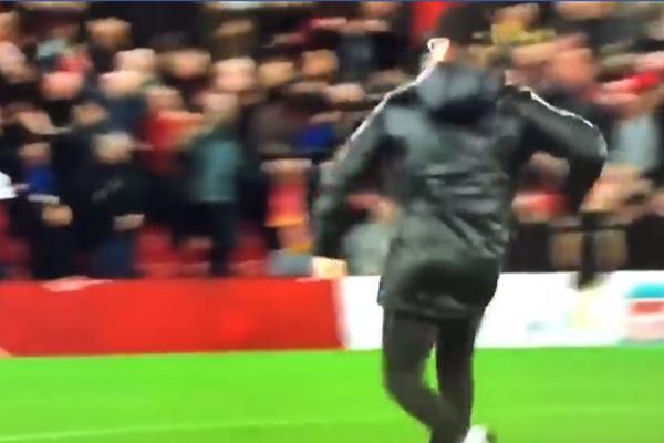 OVAJ ČOVEK JE LUUUUD! Liverpul postigao najbizarniji gol sezone u 96. minutu, Klop utrčao na teren i ljubio golmana