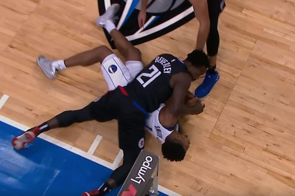 IGRAČ DALASA SKUPLJAO ZUBE PO PARKETU: Plejmejker Klipersa gađao navijača loptom! Sve prštalo u Teksasu!