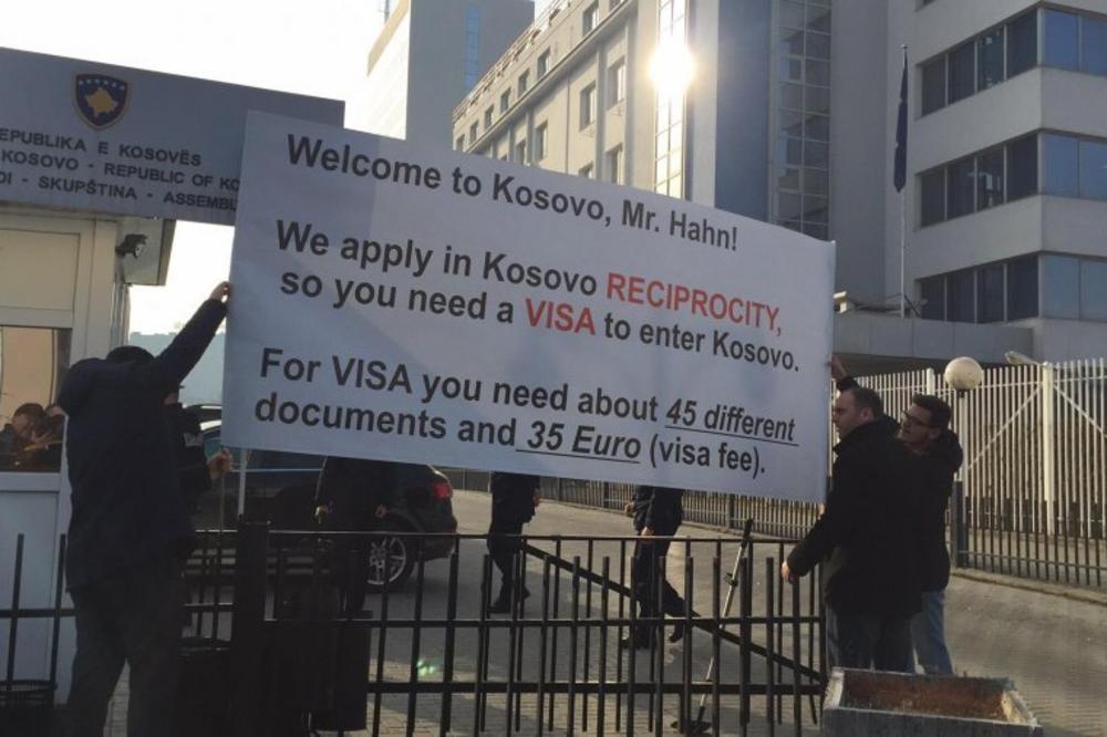 HANE GDE TI JE VIZA? Albanci BLOKIRALI zgradu EU u Prištini, hoće da ZABRANE ulazak EVROPSKOM KOMESARU na KOSOVO!