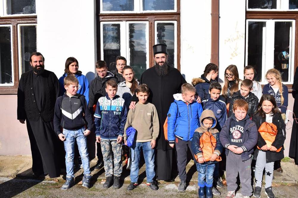 VLADIKA IZ MEDVEĐE VRAĆA VERU U CRKVU! Obilazi decu, čuva ih i daruje - priča koja se retko može čuti (FOTO)