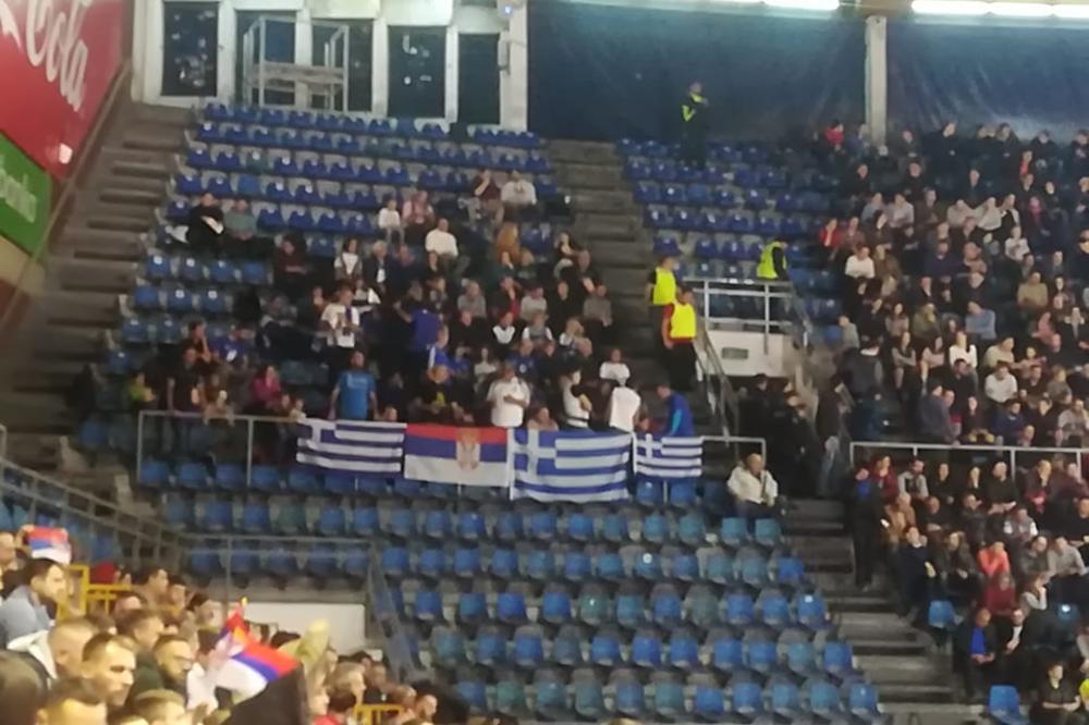 BRAĆA U PIONIRU! Novi dokaz ljubavi Srba i Grka, ogromna zastava se zavijorila legendarnom halom!