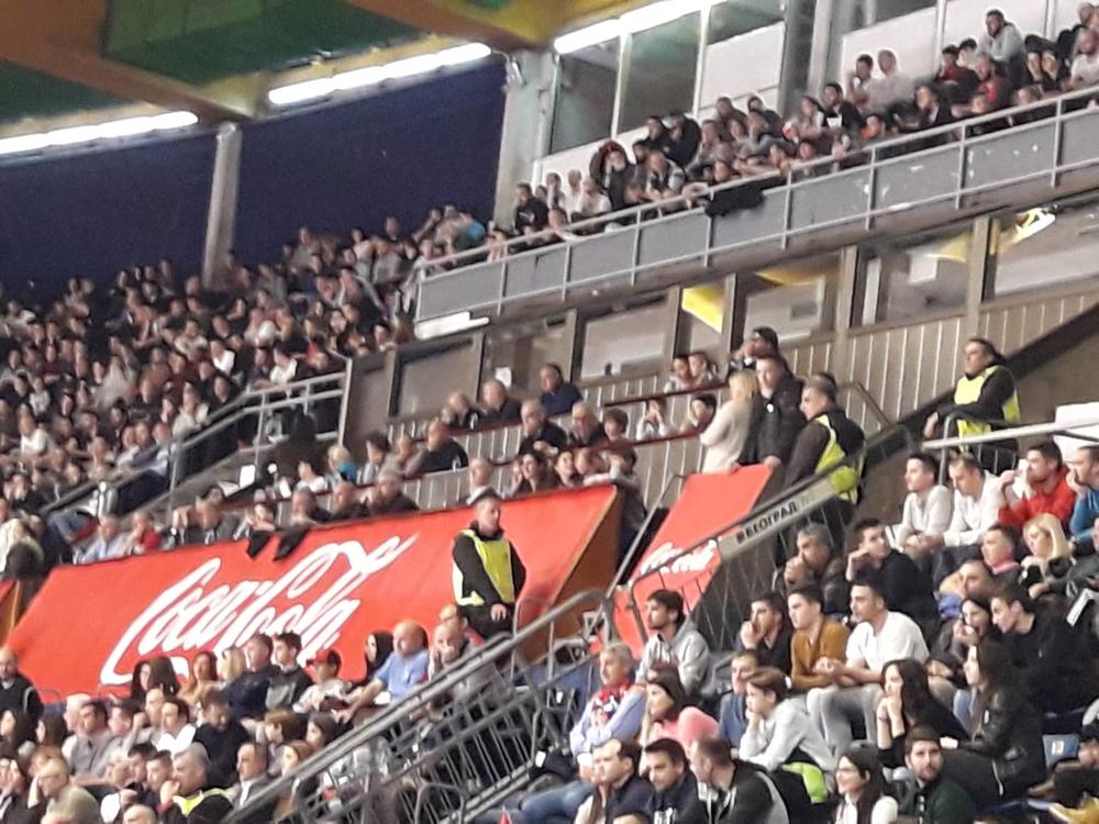 Trinkijeri u loži (gore desno ispod prozora) posmatra meč Srbija - Grčka  