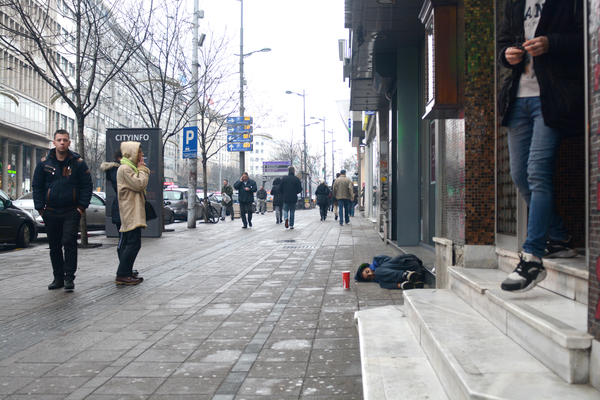 U PITANJU JE MALOLETNI PROSJAK! Detalji horora ispred Kliničkog centra u Nišu! POZNATO DEČAKOVO STANJE