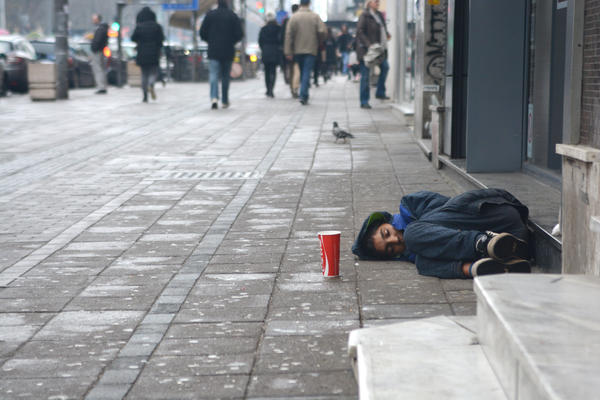 DEČAK JE KOPAO PO SMEĆU, NAŠAO JE LIST KUPUSA I POJEO GA! Devojka mu je prišla, OVO JE BILO JOŠ TUŽNIJE