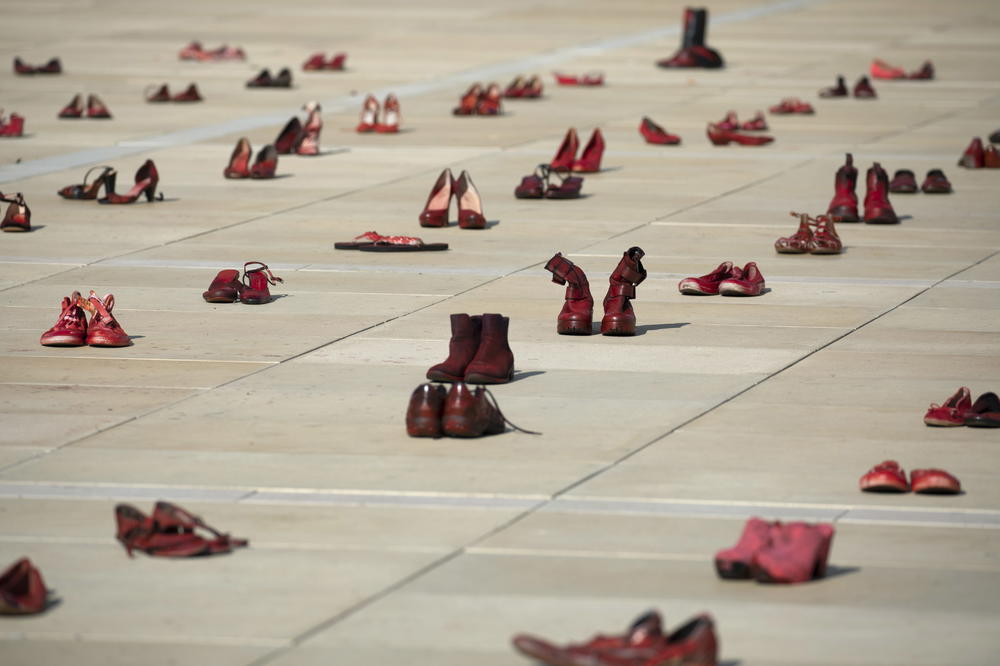 200 PARI CRVENIH CIPELA: Izraelci su ovim moćnim simbolom pozvali vladu da zaustavi NASILJE NAD ŽENAMA!