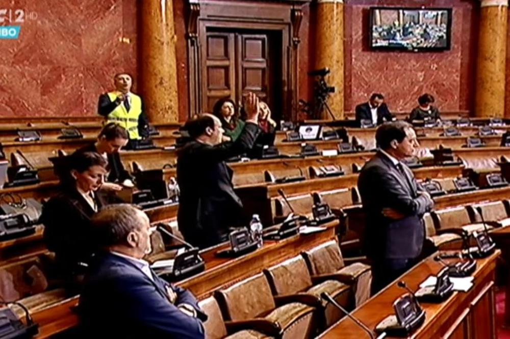 LOPOVI, LOPOVI ODJEKUJE SKUPŠTINOM! Boško došao u žutom prsluku, URLA ko stigne, pravi CIRKUS u parlamentu (FOTO)