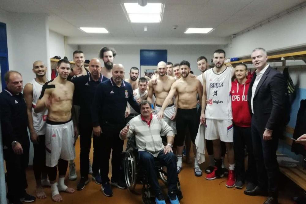 PORODICA RADONJIĆ JE BILA SPECIJALNI GOST SRPSKIH KOŠARKAŠA: Naši igrači se družili s njima posle pobede nad Grčkom