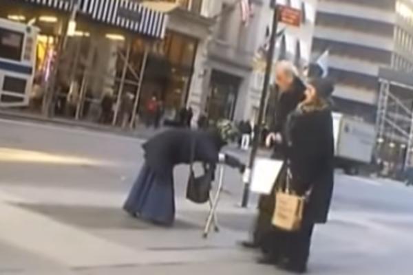 OVA DEVOJKA JE PREVARILA SVET: Ujutru kao INVALID PROSI na ulicama, a UVEČE... (VIDEO)